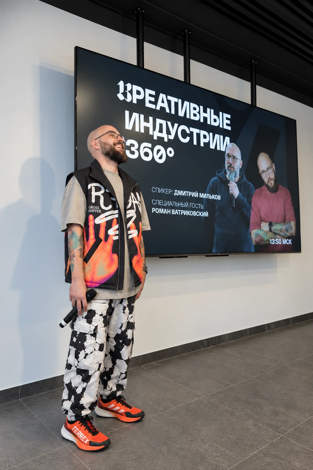 Рома Ватриковский с микрофоном на выступлении в «Синергии»